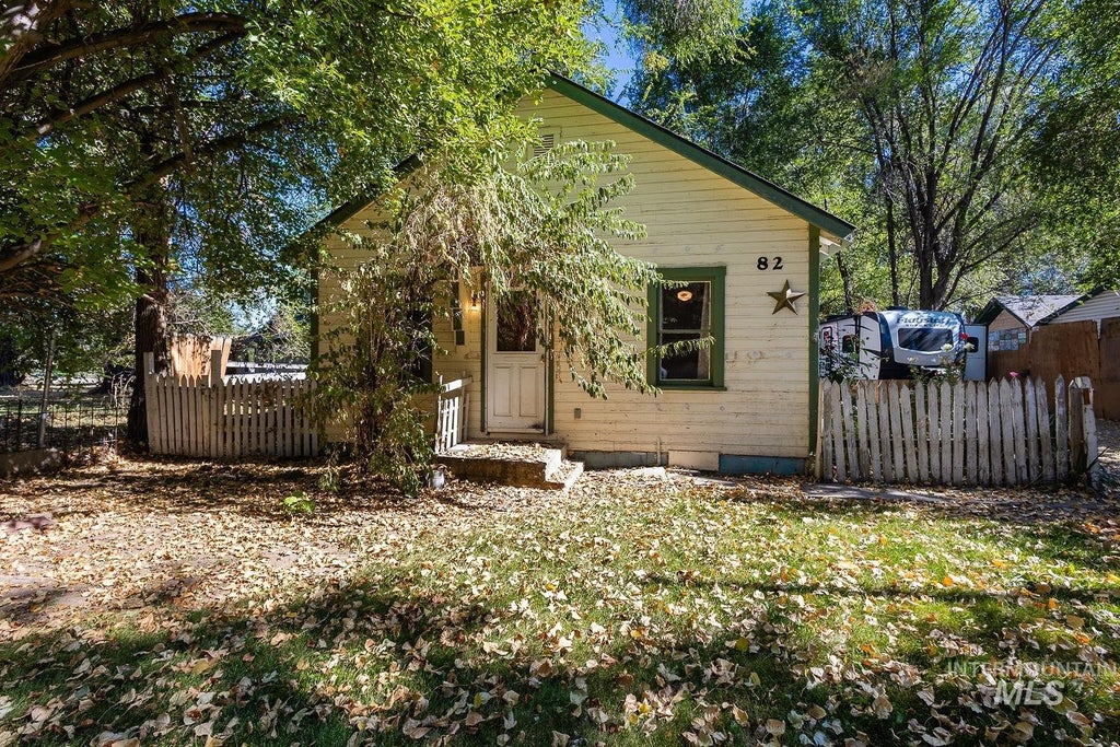 Photo of 82 N Sugar Ln, Nampa, ID 83687 (MLS # 99003827)