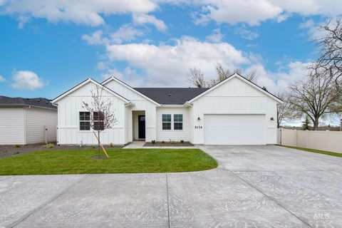 Photo of 5174 W River Oaks Dr, Meridian, ID 83646 (MLS # 98974051)