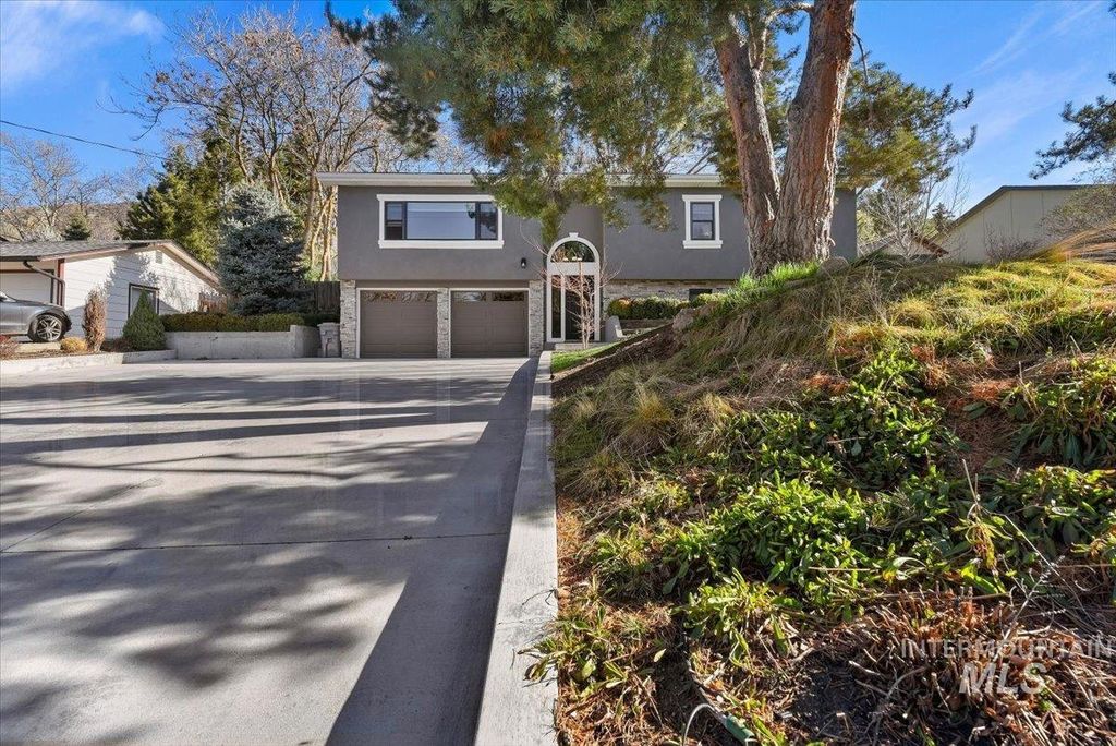 Photo of 5320 W Hill Rd, Boise, ID 83703 (MLS # 98977238)