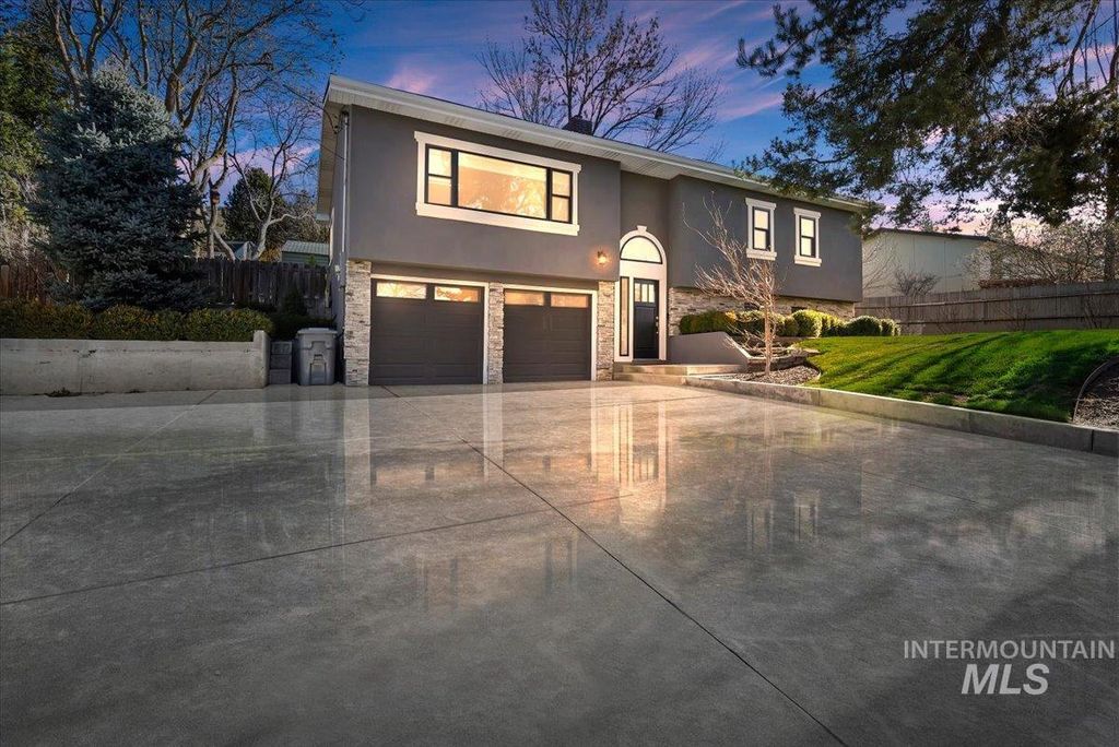 Photo of 5320 W Hill Rd, Boise, ID 83703 (MLS # 98977238)