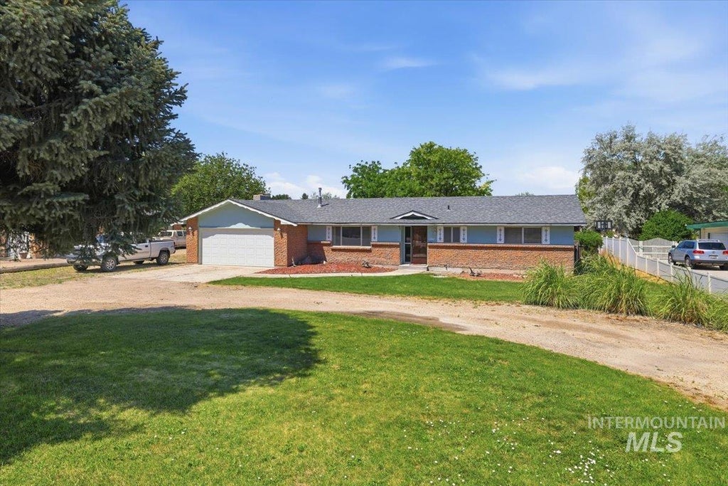 Photo of 1311 N Middleton Rd, Nampa, ID 83651 (MLS # 98992581)