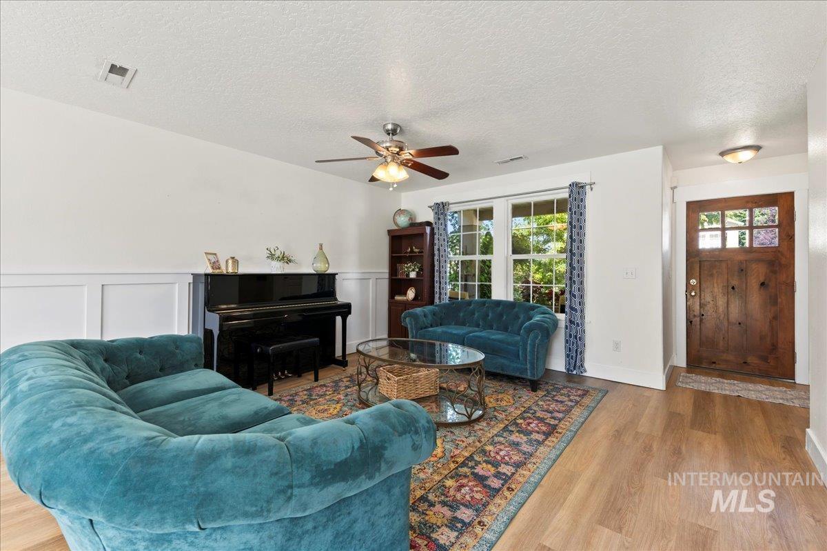 335 E Willowcreek Dr