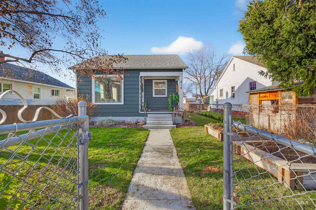 Photo of 810 3rd St, Clarkston, WA 99403 (MLS # 98970575)