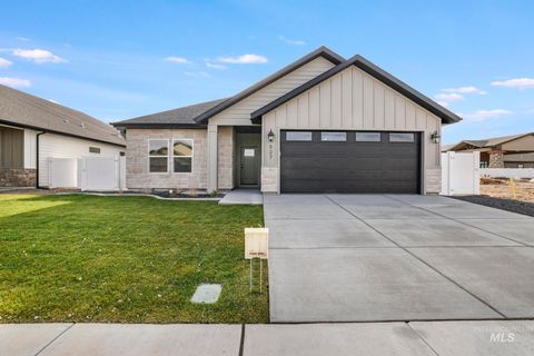 Photo of 527 Falling Leaf Lane, Twin Falls, ID 83301 (MLS # 98968987)