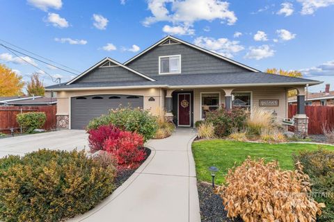 Photo of 6008 W Castle Drive, Boise, ID 83703 (MLS # 98966869)