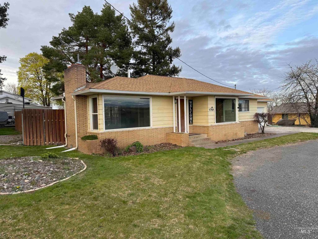 Photo of 1701 Richardson Ave, Lewiston, ID 83501 (MLS # 98984268)