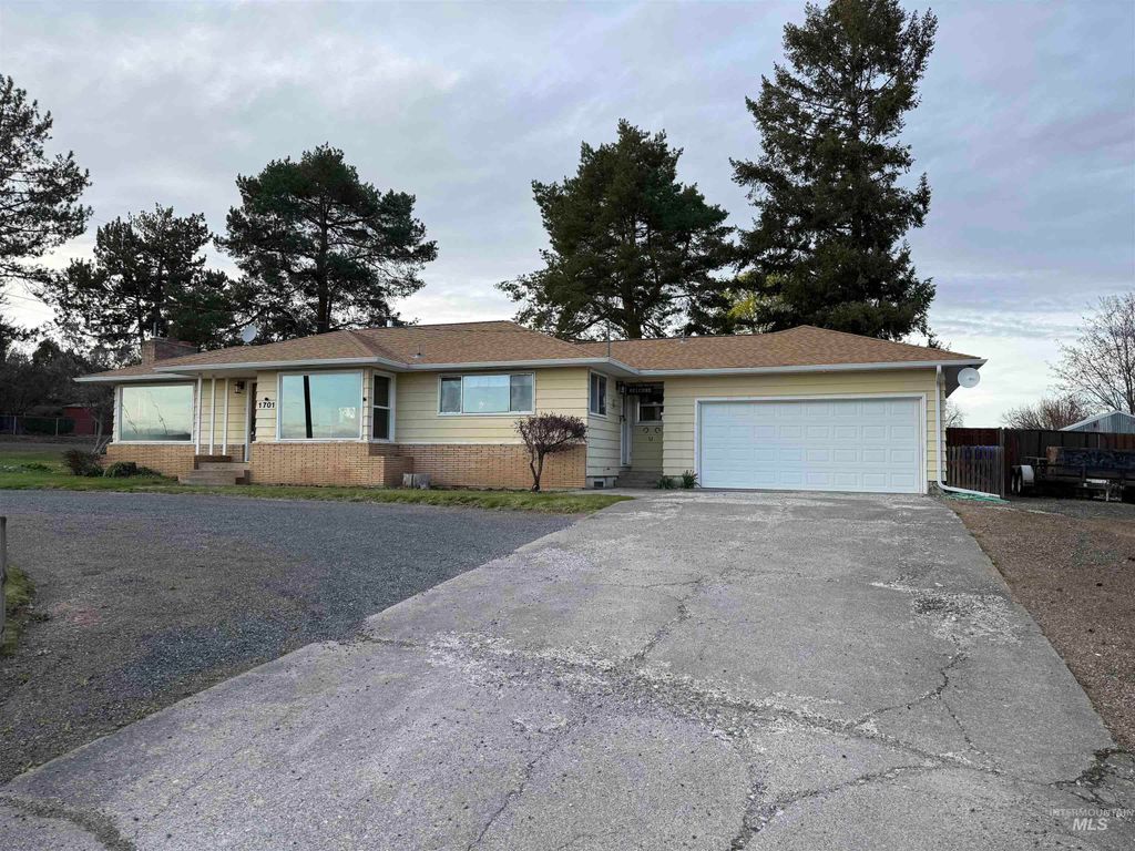 Photo of 1701 Richardson Ave, Lewiston, ID 83501 (MLS # 98984268)