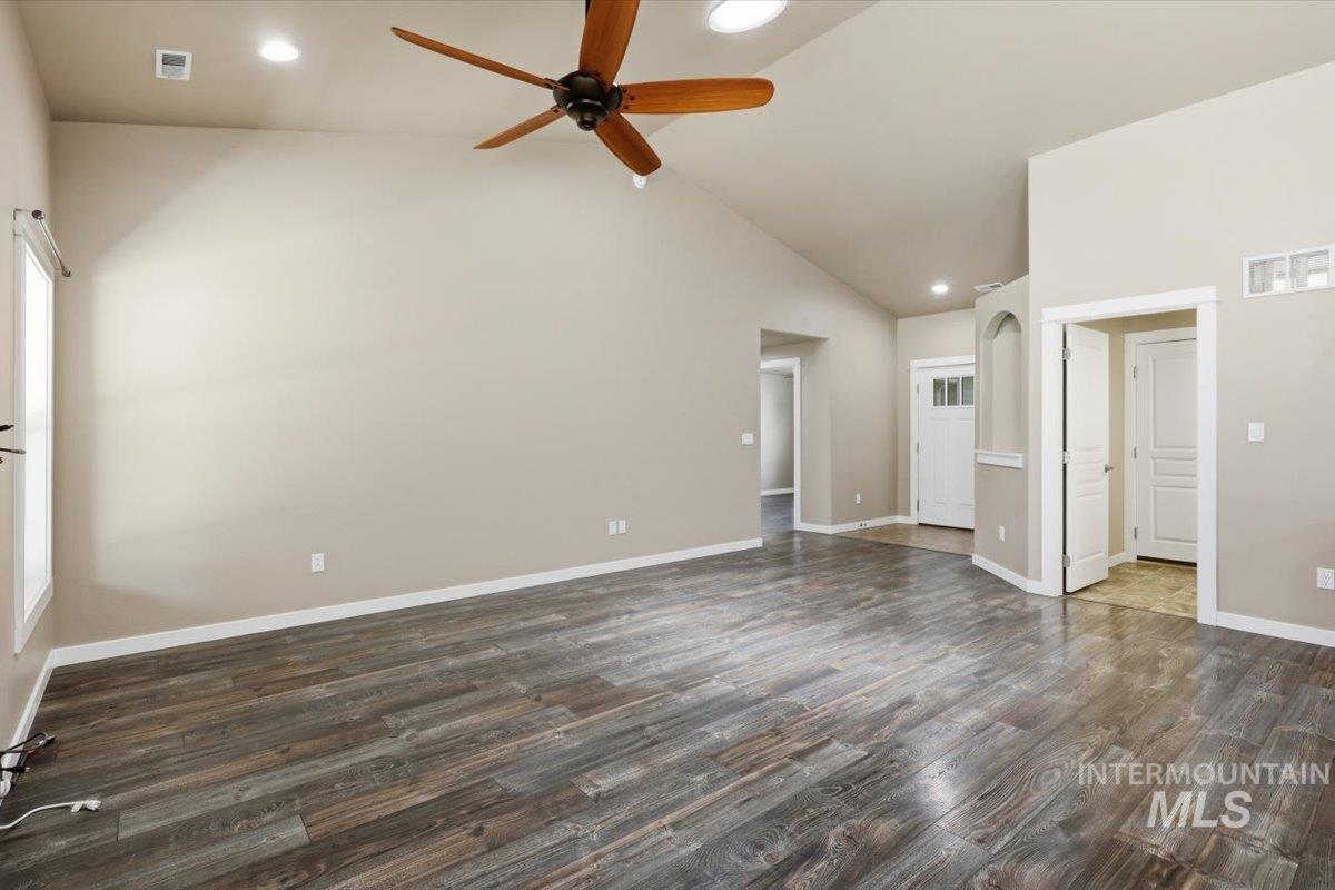 519 W Thornwood