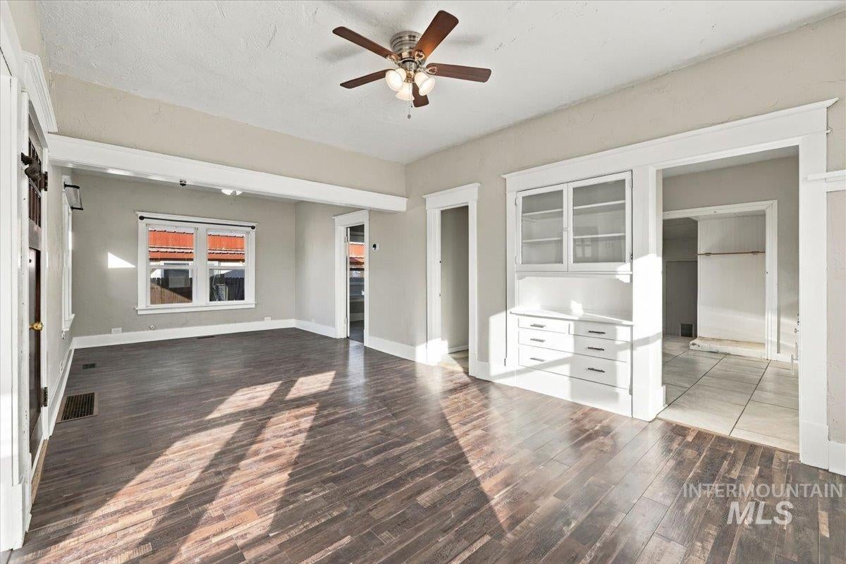 144 W 4th St