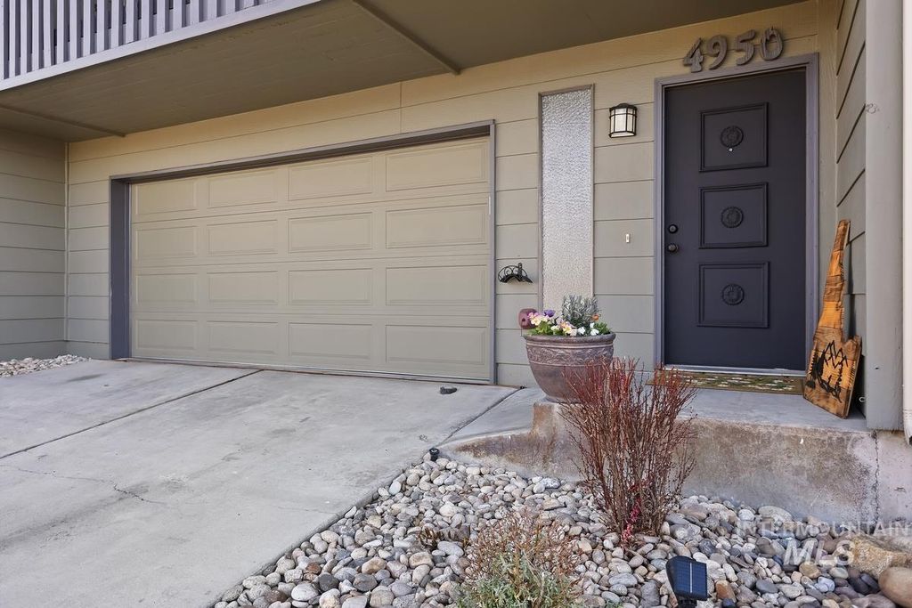 Photo of 4950 N Bitterbrush Dr, Boise, ID 83703 (MLS # 98977003)