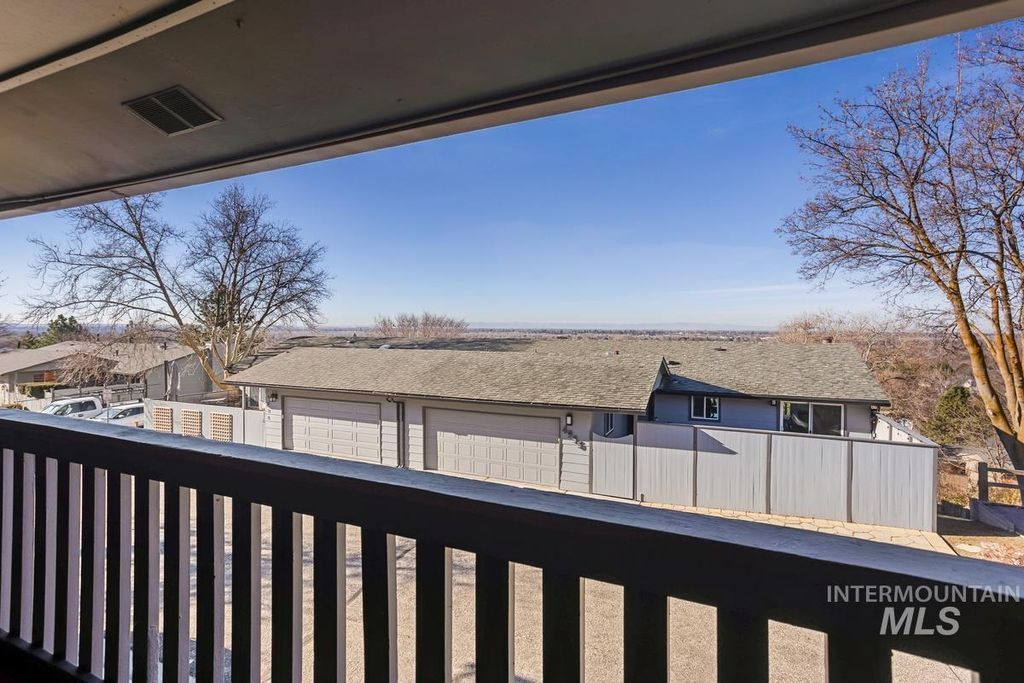 Photo of 4950 N Bitterbrush Dr, Boise, ID 83703 (MLS # 98977003)