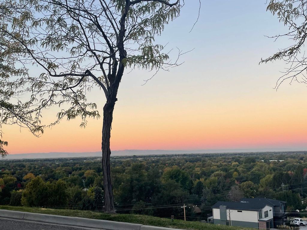 Photo of 4950 N Bitterbrush Dr, Boise, ID 83703 (MLS # 98977003)