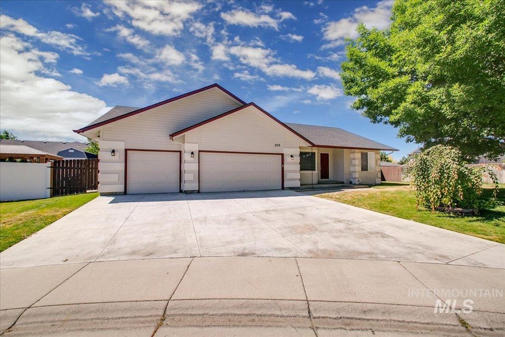 Photo of 2119 W Roberts Ave, Nampa, ID 83651 (MLS # 98984844)