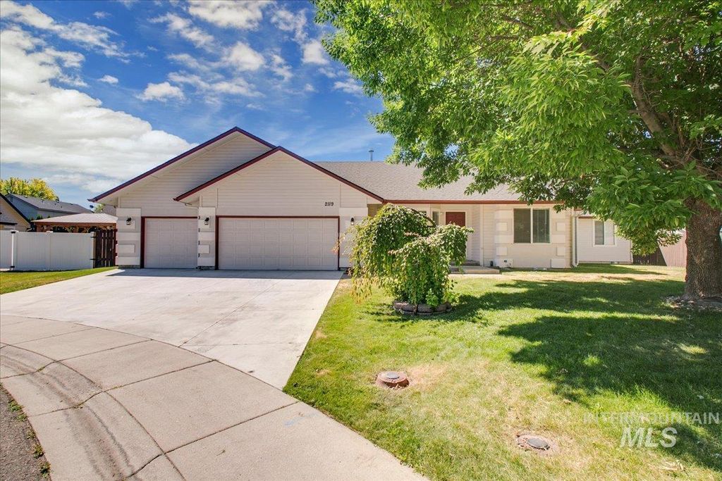 Photo of 2119 W Roberts Ave, Nampa, ID 83651 (MLS # 98984844)