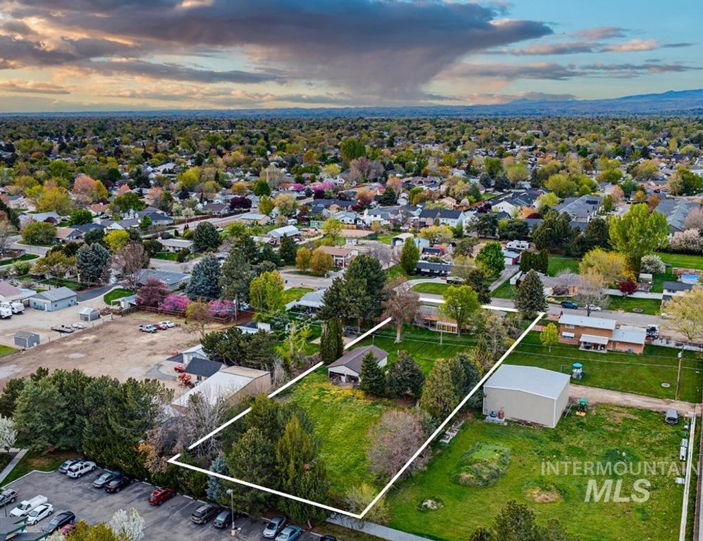 Photo of 9625 W Halstead Dr, Boise, ID 83704 (MLS # 98982432)