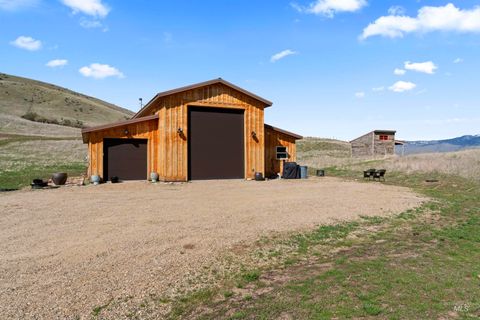 Photo of 2 Brook Ln, Horseshoe Bend, ID 83629 (MLS # 98974958)