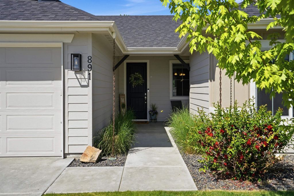 Photo of 891 N Tullshire Way, Eagle, ID 83616 (MLS # 98985084)