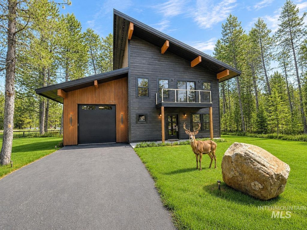 Photo of 12910 Dawn Dr, Donnelly, ID 83615 (MLS # 98979845)