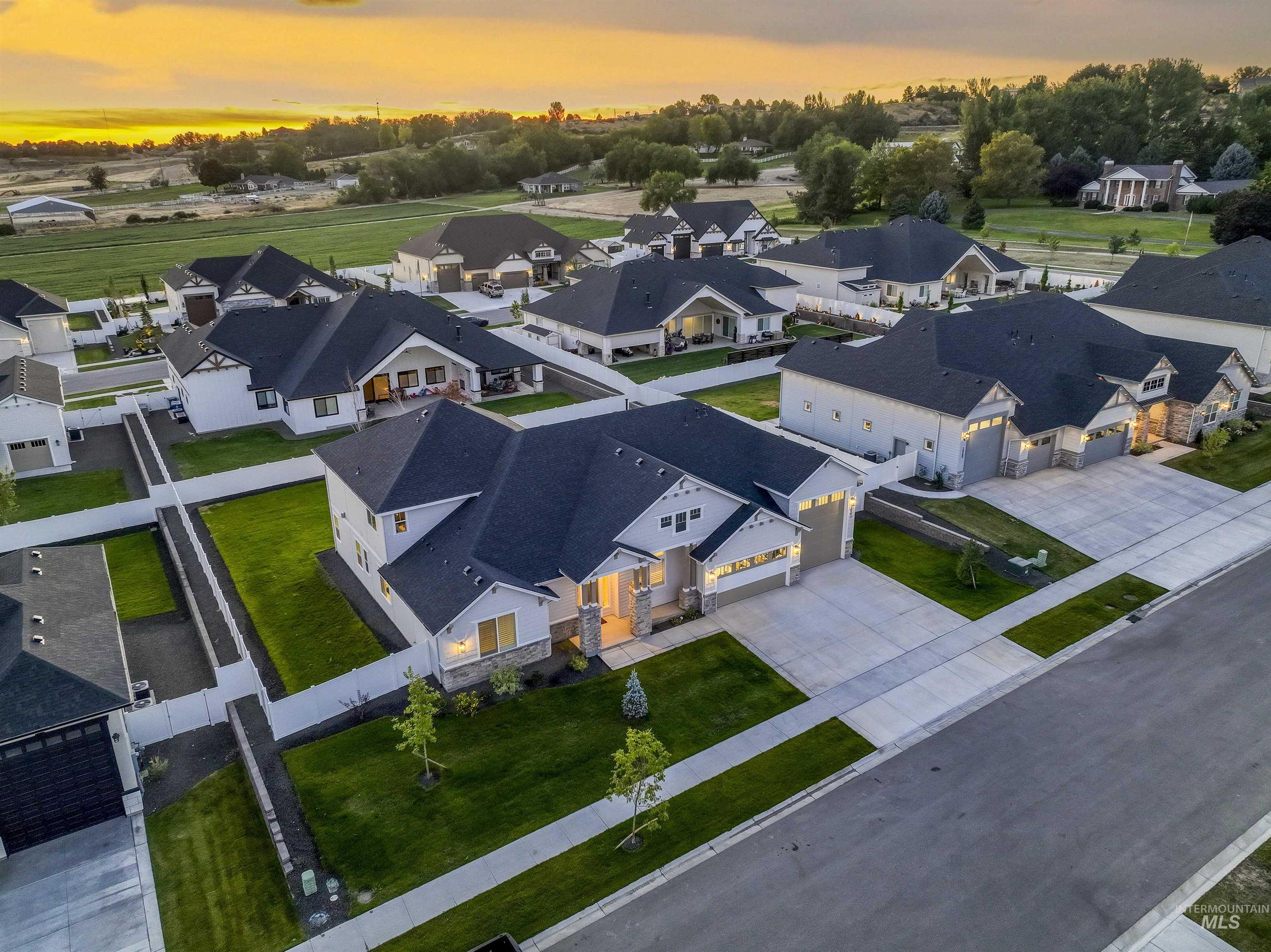 2941 N Staghaven Ave