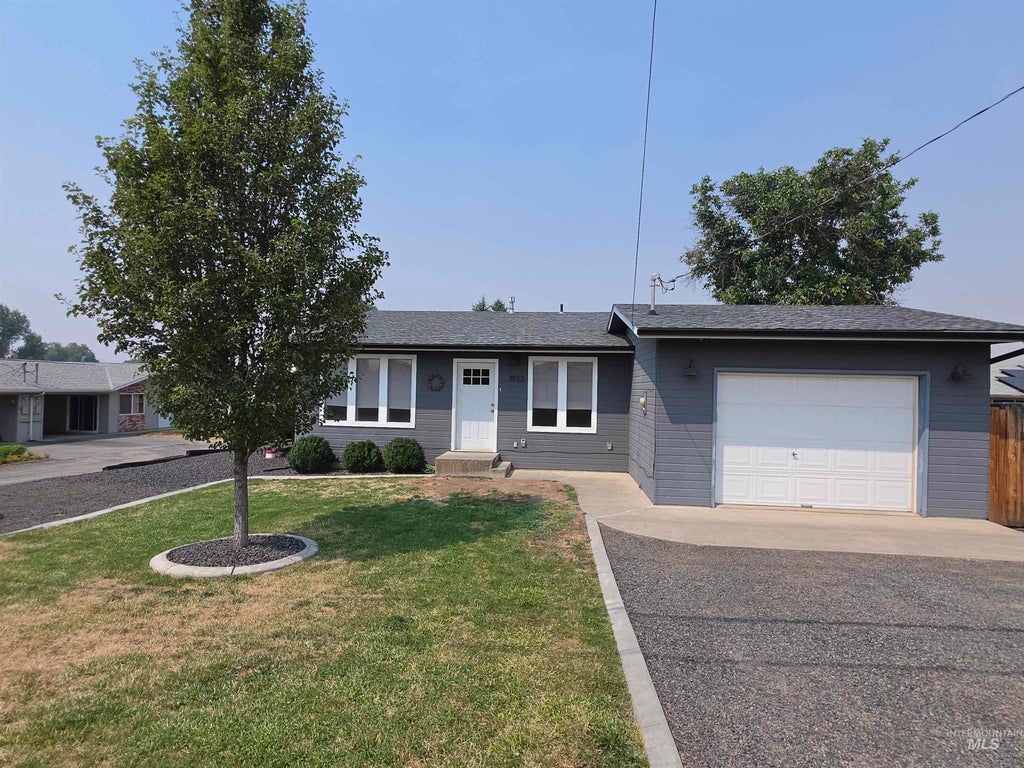 Photo of 1933 Grelle Ave, Lewiston, ID 83501 (MLS # 98996199)