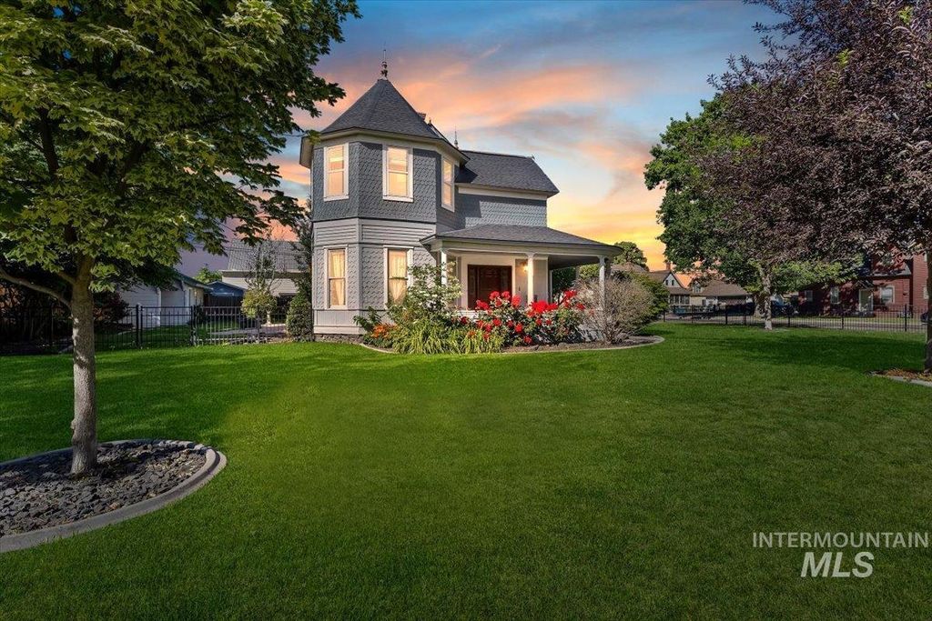 Photo of 904 E Belmont St, Caldwell, ID 83605 (MLS # 98989289)