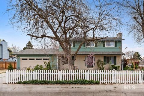 Photo of 1114 NW 11th St, Meridian, ID 83642 (MLS # 98980497)