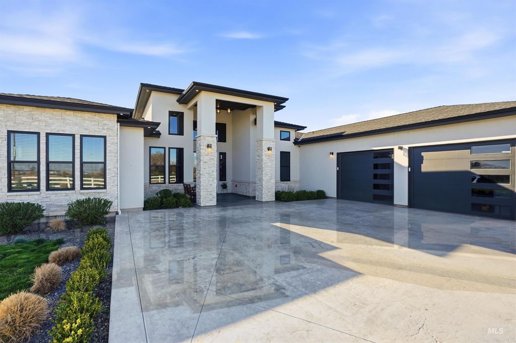 Photo of 320 W Homedale, Caldwell, ID 83607 (MLS # 98980019)