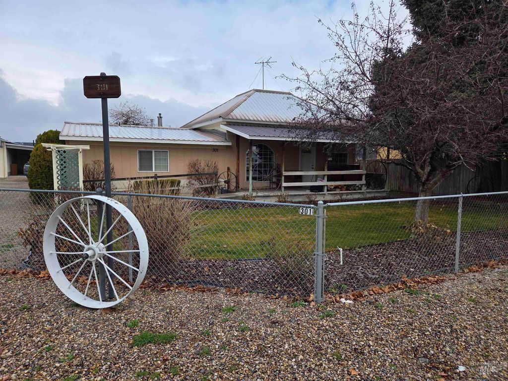 Photo of 301 W 1st Street, Fruitland, ID 83619 (MLS # 98977091)