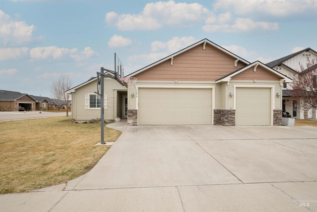 Photo of 1295 NE Dusty Ct, Mountain Home, ID 83647 (MLS # 98975910)