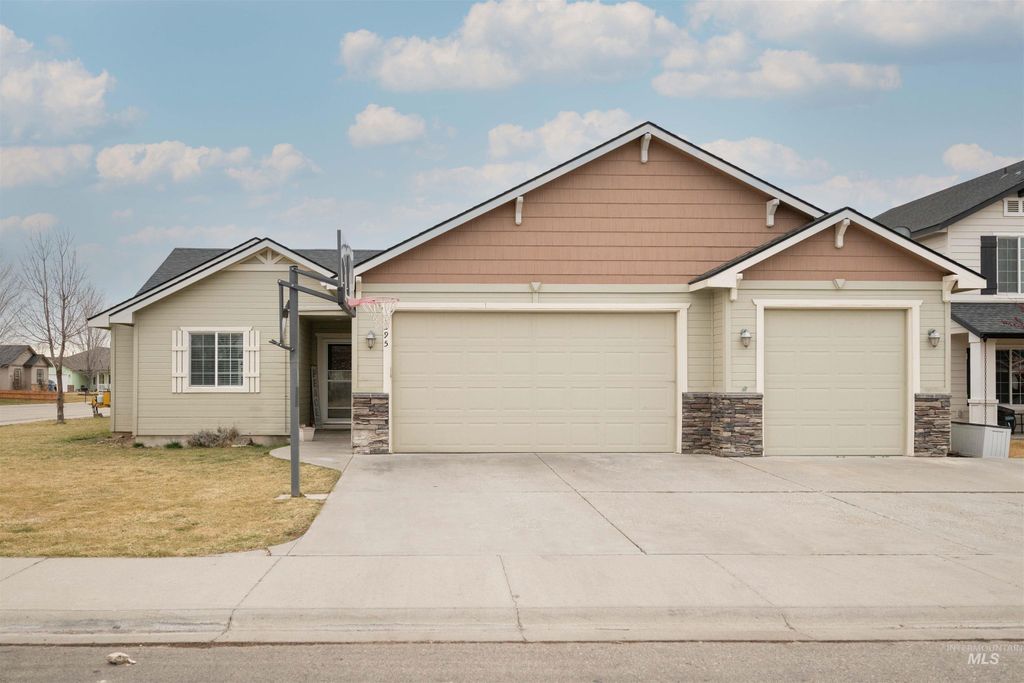 Photo of 1295 NE Dusty Ct, Mountain Home, ID 83647 (MLS # 98975910)