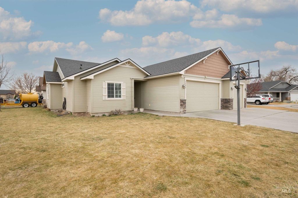 Photo of 1295 NE Dusty Ct, Mountain Home, ID 83647 (MLS # 98975910)