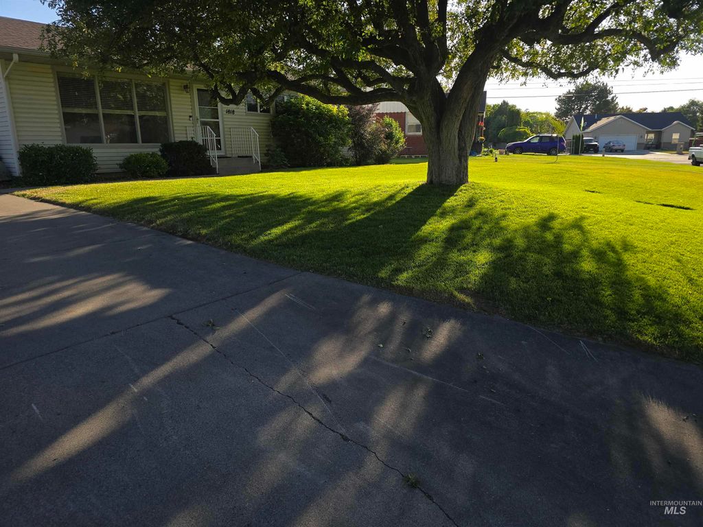 Photo of 1818 Granada, Twin Falls, ID 83301 (MLS # 98952929)