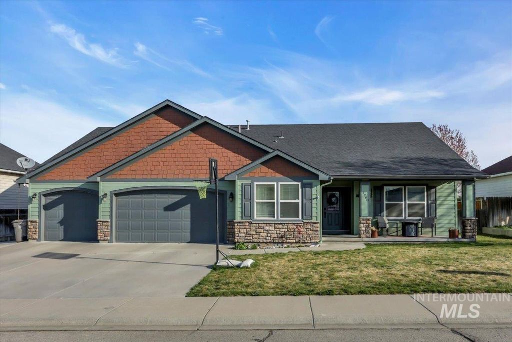 Photo of 1708 NE Idarock St, Mountain Home, ID 83647 (MLS # 98979585)
