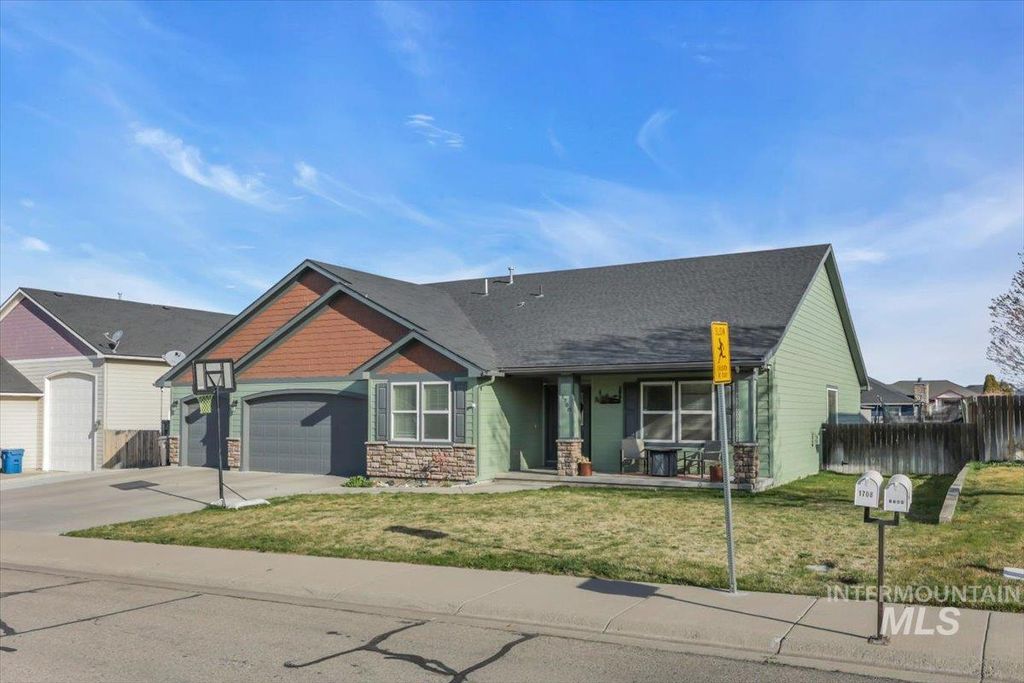 Photo of 1708 NE Idarock St, Mountain Home, ID 83647 (MLS # 98979585)