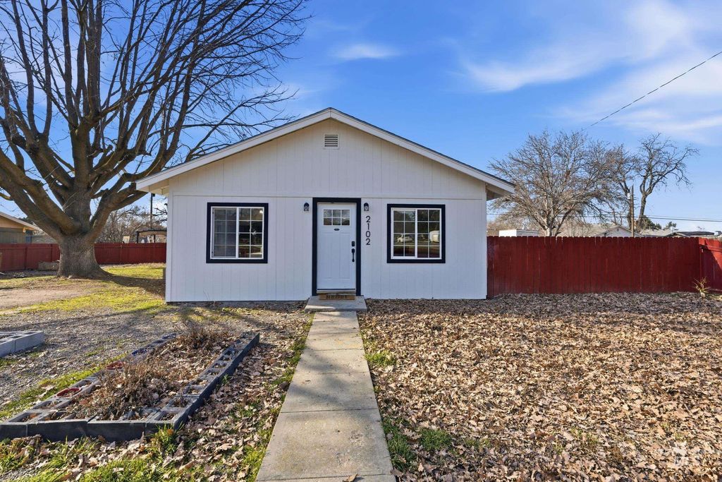 Photo of 2102 Washington Ave, Caldwell, ID 83605 (MLS # 98973773)