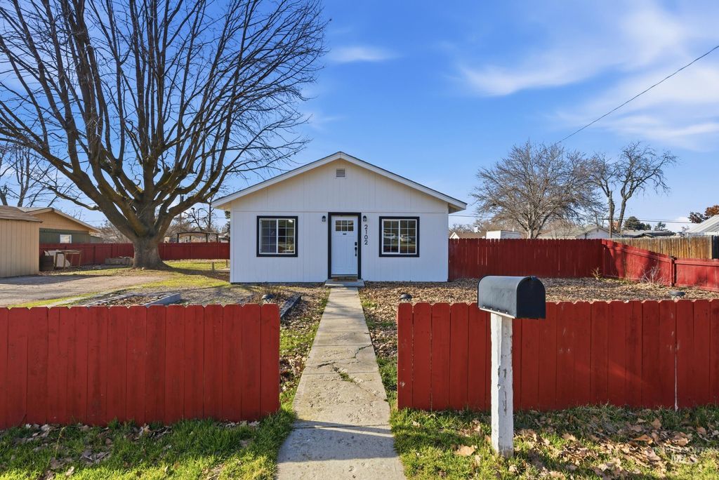 Photo of 2102 Washington Ave, Caldwell, ID 83605 (MLS # 98973773)