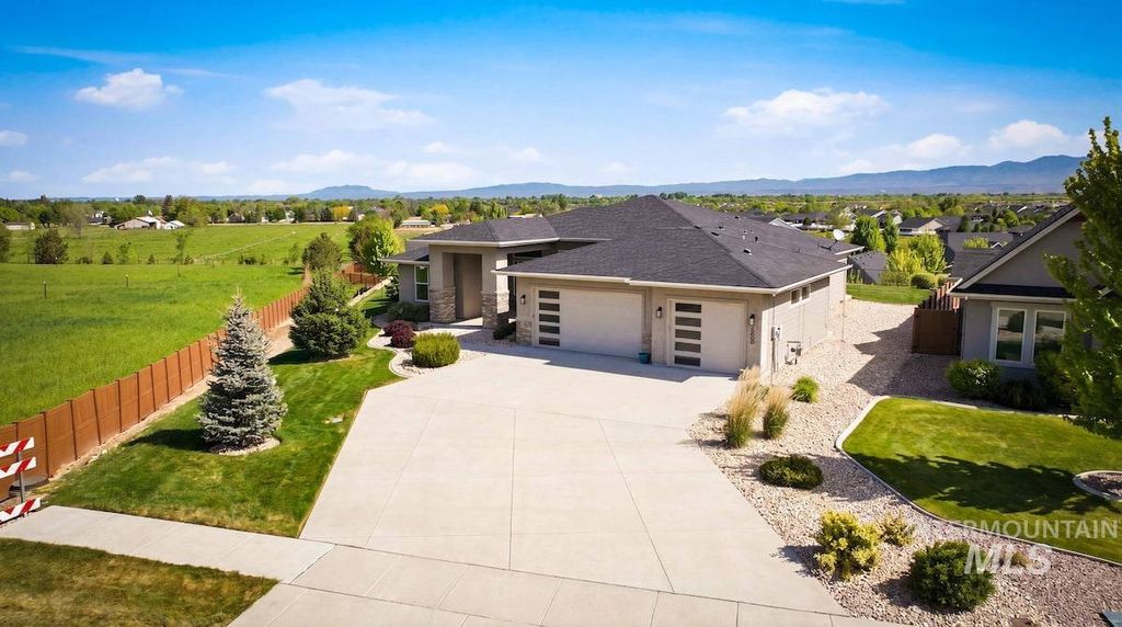 Photo of 2000 E Lodge Trail Dr, Meridian, ID 83642 (MLS # 98987070)