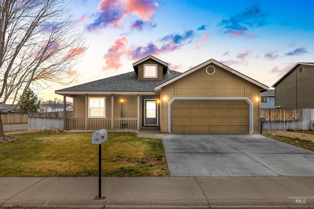 Photo of 191 SW Quaker Dr, Mountain Home, ID 83647 (MLS # 98972963)