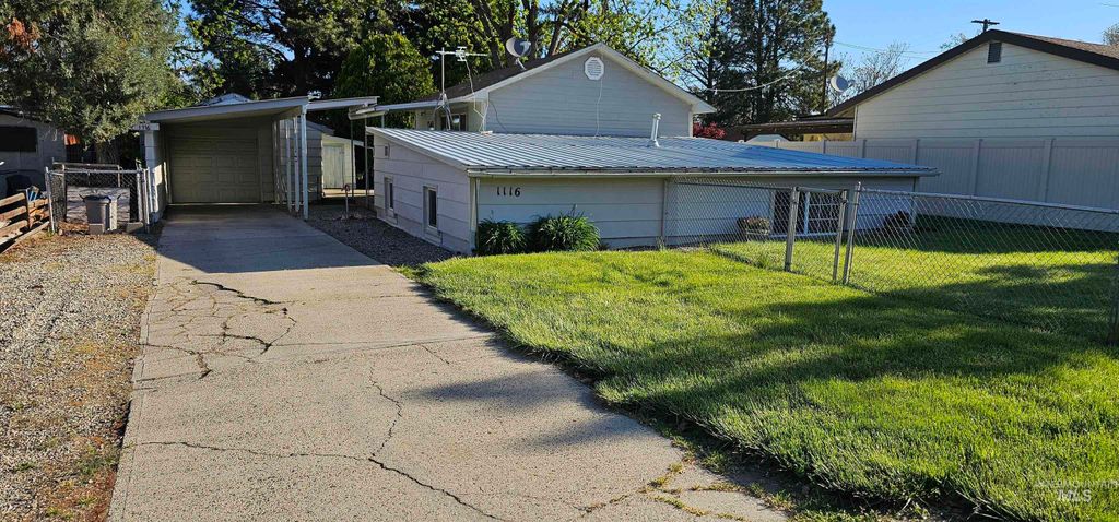 Photo of 1116 E Main St, Emmett, ID 83671 (MLS # 98985099)