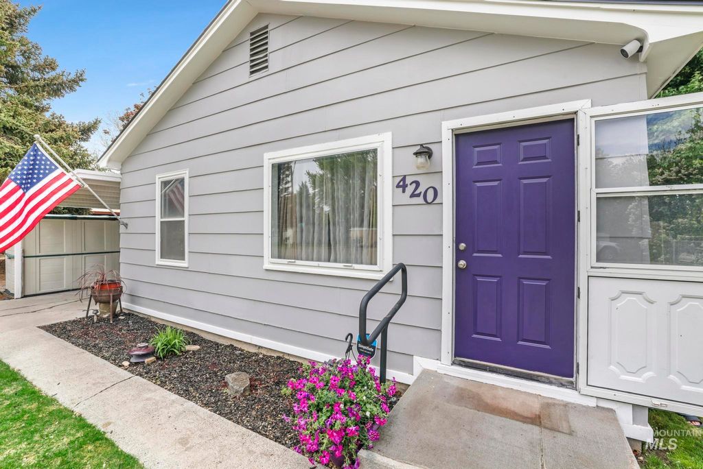 Photo of 420 E 3rd St, Shoshone, ID 83352 (MLS # 98947988)
