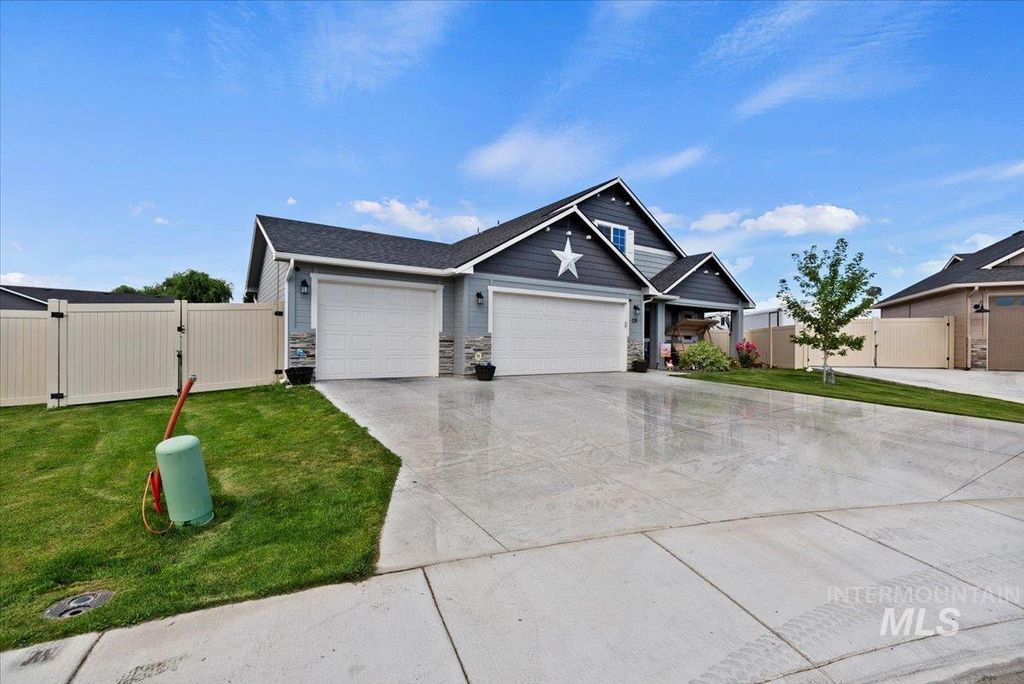 Photo of 1211 Mahogany St, Parma, ID 83660 (MLS # 98966668)