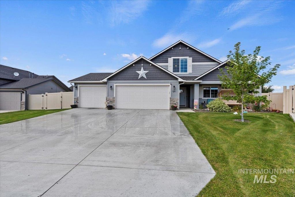 Photo of 1211 Mahogany St, Parma, ID 83660 (MLS # 98966668)
