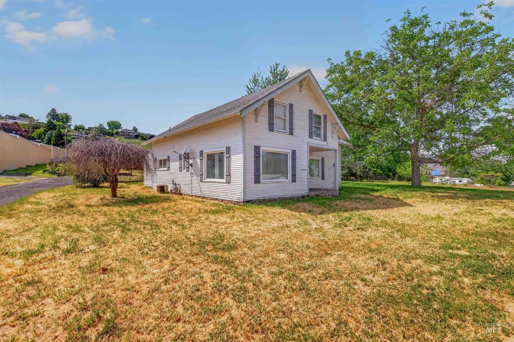 Photo of 2042 13th Street, Clarkston, WA 99403 (MLS # 98986344)