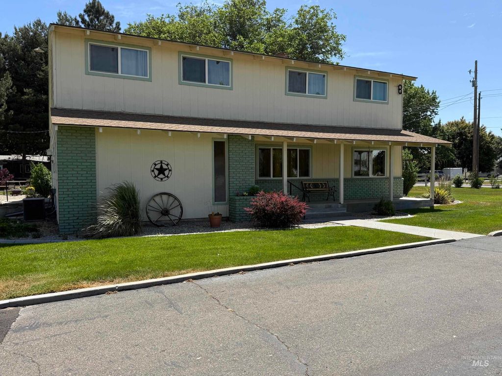 Photo of 105 NE 16th St, Fruitland, ID 83619 (MLS # 98990316)