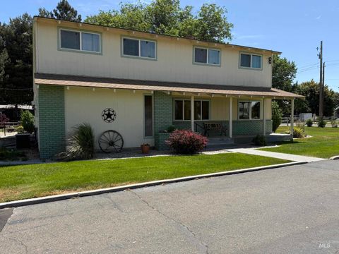 Photo of 105 NE 16th St, Fruitland, ID 83619 (MLS # 98990316)