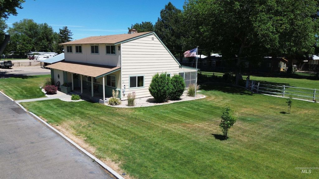 Photo of 105 NE 16th St, Fruitland, ID 83619 (MLS # 98990316)