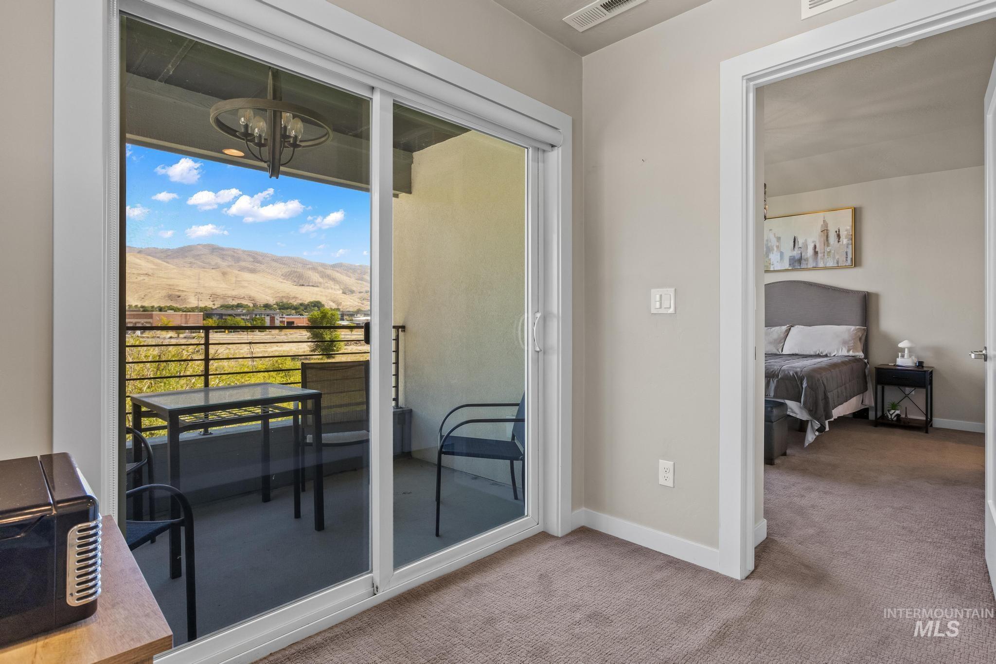 Balcony featuring a mountain view
