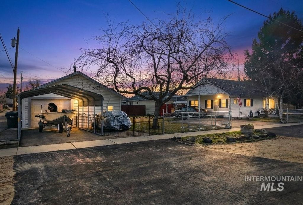 Photo of 241 W Idaho Avenue, Meridian, ID 83642 (MLS # 98975026)