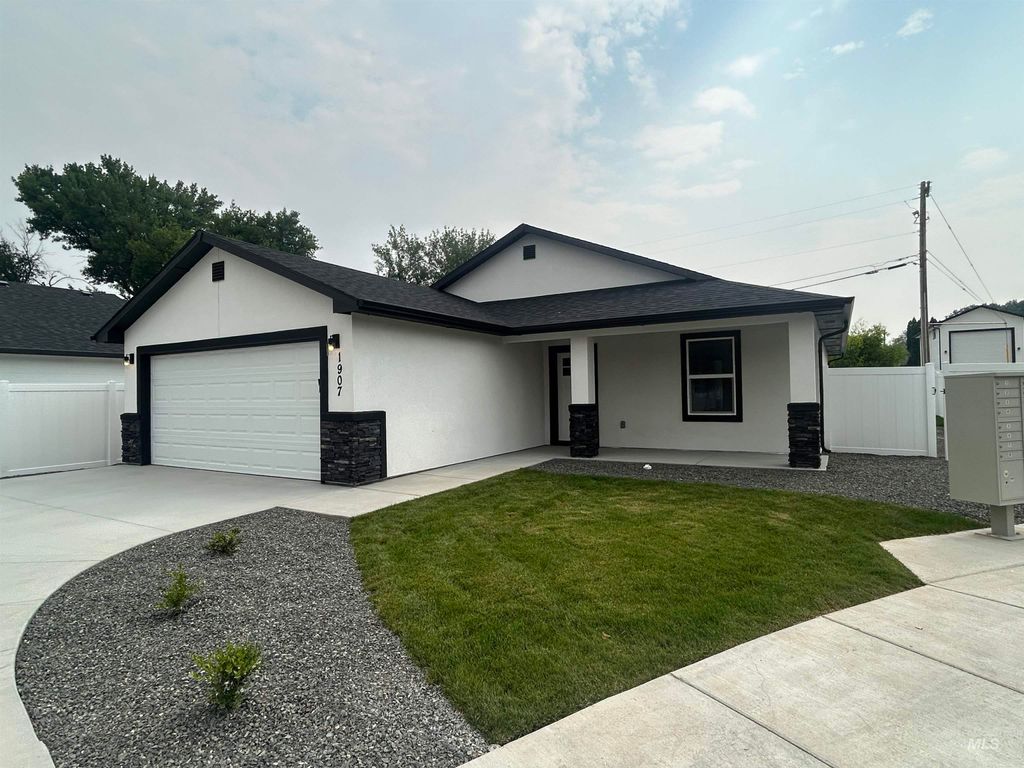 Photo of 1915 Oregon Avenue, Caldwell, ID 83605 (MLS # 98994681)
