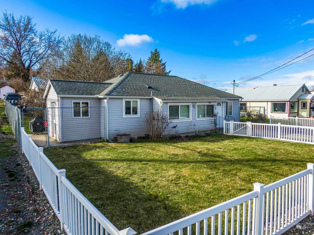 Photo of 409 E E St, Moscow, ID 83843 (MLS # 98977624)